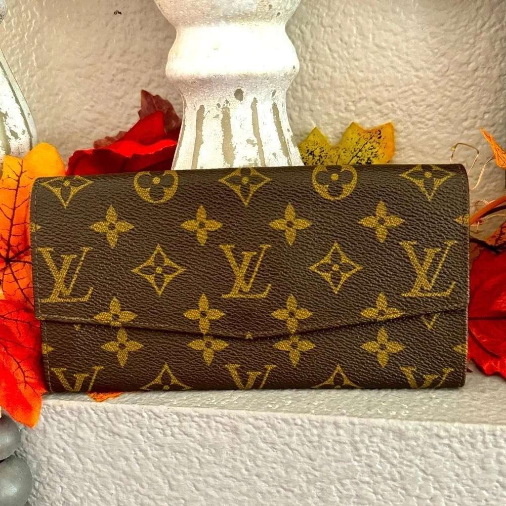 LOUIS VUITTON
vintage sarah long clutch wallet